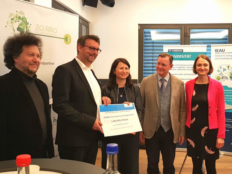 Prof. Wesselak, Prof. Westermann, Ministerin Siegesmund, Ministerpr&auml;sident Ramelow, Frau Liebe bei der &Uuml;bergabe des F&ouml;rderbescheides des Landes